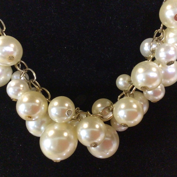 Fun bulky pearl necklace with gold chain. Really cute. - Picture 2 of 4